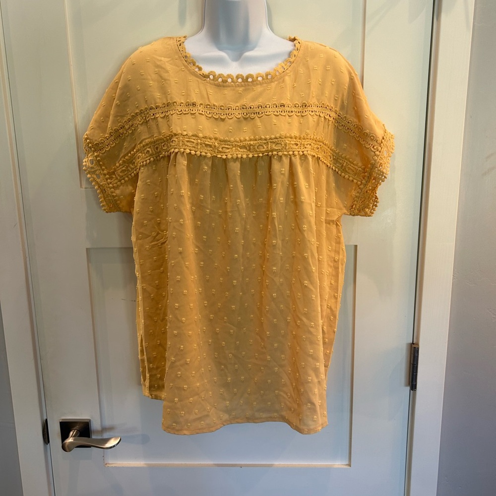 Adorable yellow blouse